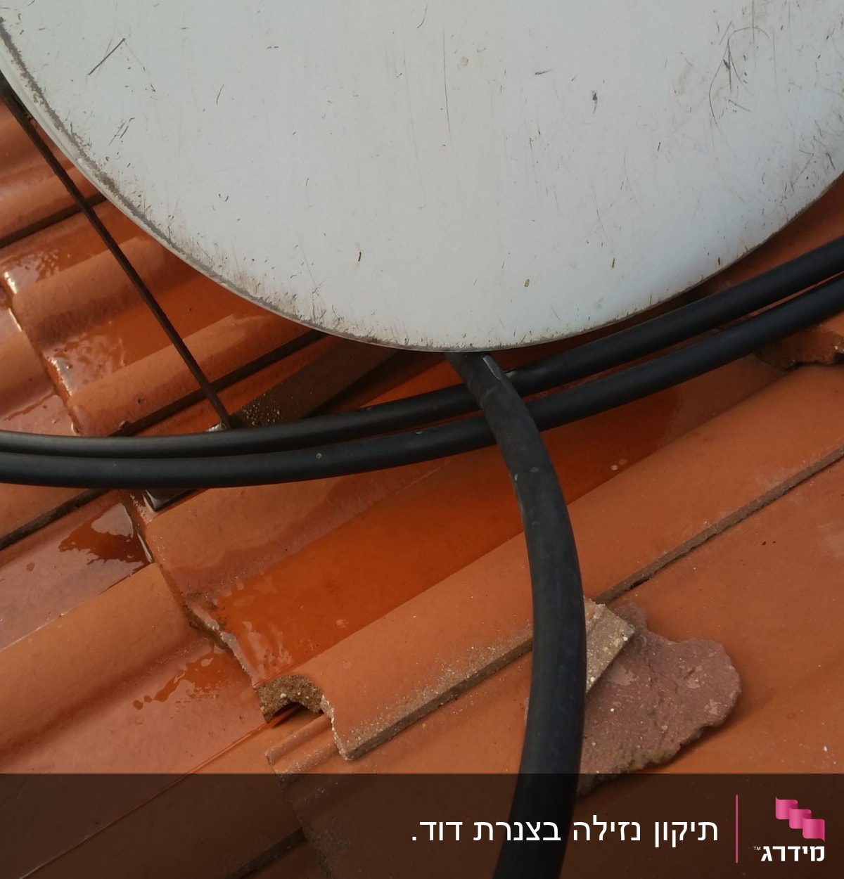 דוד שמש על גג רעפים עם צינורות מחוברים